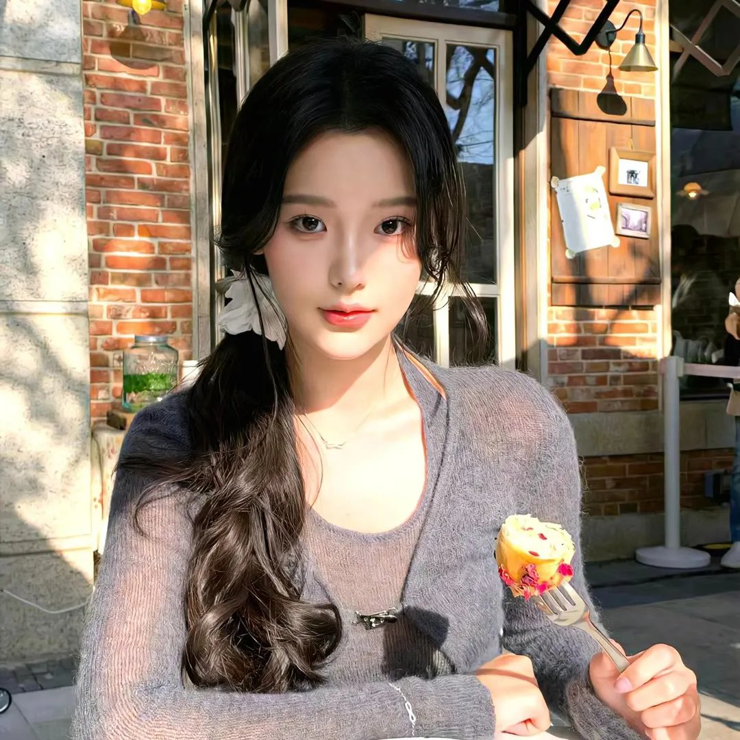 穿黄睡衣的女孩